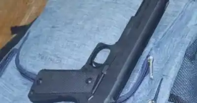 La madre del adolescente con réplica de arma en la escuela fue liberada: el giro inesperado que nadie vio venir