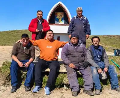 Carlos limpiaba la ermita de Margen Sur y la tierra le devolvió una fecha de 1993