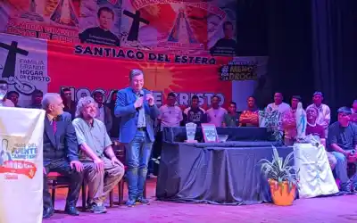 Cinco jóvenes del Hogar de Cristo recibieron el alta y Zamora los despidió con una cruz