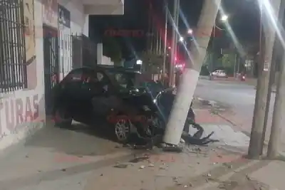 Un auto negro voló la vereda y casi derriba un pilar: qué pasó en Solís y Ecuador