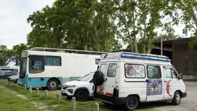 Dejó todo para vivir en un colectivo y un robo lo dejó varado en Rosario: su plan para volver a Brasil