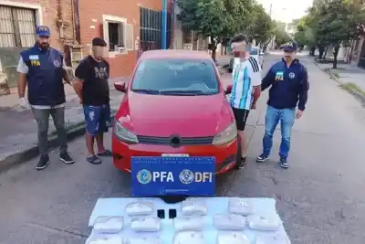 Lo que llevaban en el asiento trasero del auto rojo dejó sin palabras a los agentes