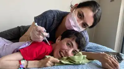 Nadie quería atenderlos: la odontóloga de 26 años que se hizo cargo de los casos que otros rechazaban