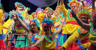 Más de 60 academias bailaron en Villa Dolores: el desfile que abrió el festival