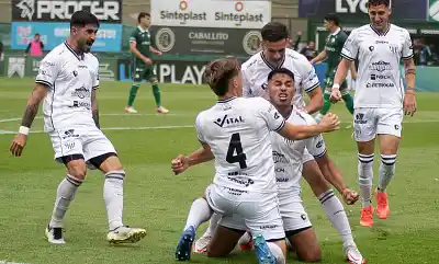 Chaco For Ever silenció Caballito con un 3 a 0 que dejó la definición abierta