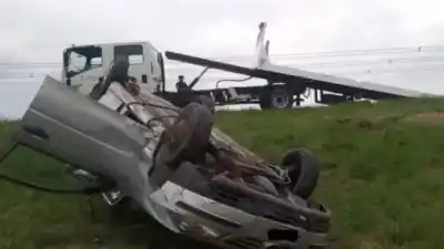 Volcó un auto con cuatro personas que volvían del Mundial de Canotaje: uno quedó atrapado adentro
