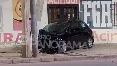 Dos autos terminaron destrozados en plena madrugada: uno quedó a metros de Casa de Gobierno