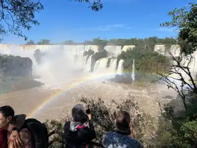 El río Iguazú se disparó 3.000 m³ por segundo y hay un paseo icónico que quedó cerrado