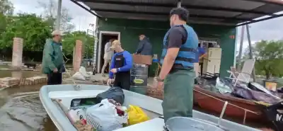La crecida los dejó sin nada, pero llegaron en lancha con comida y ropa
