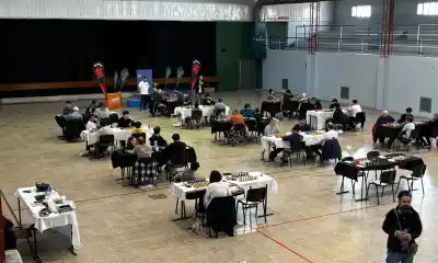 Gaiman se sienta frente al tablero: arrancó el primer abierto internacional de ajedrez