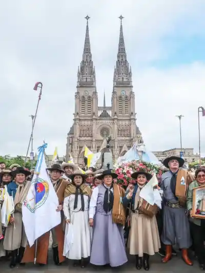 Jujeños en Buenos Aires caminaron hasta Luján: adentro de la basílica los esperaba algo que los quebró
