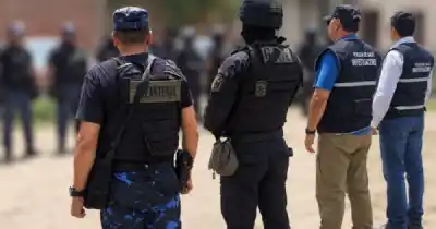 Vestían uniformes de policía en la frontera: lo que encontraron en dos casas de Orán