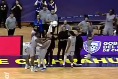 Se agarraron a golpes en pleno partido, pero lo que pasó después los dejó sin playoffs