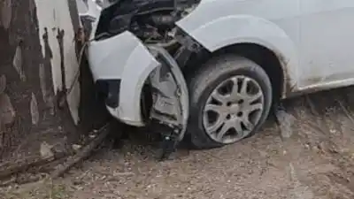 Un colectivero vio una camioneta clavada contra un árbol y dio el aviso: adentro había un joven de 17 años