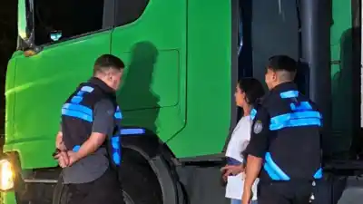 Un camionero jujeño logró frenar su Scania en la banquina, pero lo que hallaron en la cabina conmocionó a todos