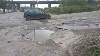 Pozos que crecen en dos barrios de la capital: el reclamo que llevan más de 20 años