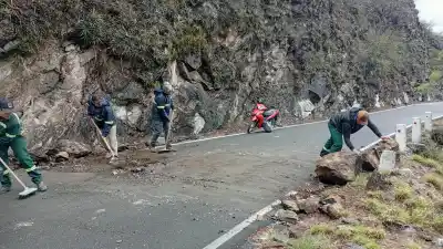 La ruta a la montaña que exige máxima atención: rocas en la calzada y niebla cerrada