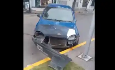 Se metieron con el auto en pleno centro, chocaron un cesto y terminaron demorados