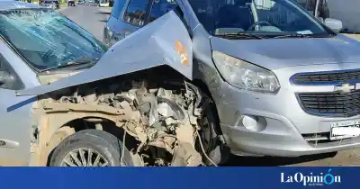 Iba a cruzar el semáforo en verde, pero un Clio lo sacó de línea: el joven terminó en el hospital