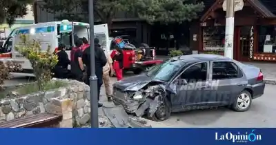 El auto salió del carril, chocó contra el boulevard y cinco jóvenes terminaron en el SAMIC