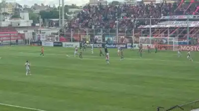 El Grella se llenó para despedir a Patronato, pero un error en el fondo lo puso cuesta abajo