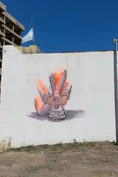 Ataba su zapatilla en la costa y su dibujo terminó en las paredes de Comodoro