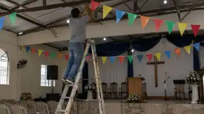 Subió a colgar banderines para un evento religioso y la escalera le jugó una mala pasada: terminó en la Justicia