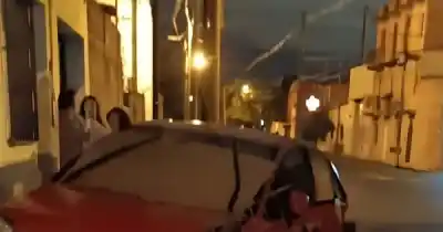 Manejaba con 2 gramos de alcohol en sangre y chocó cuatro autos estacionados