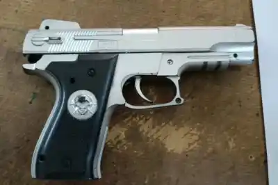 Una madre instigó a su hijo adolescente a desafiar la seguridad escolar: lo que encontraron en su mochila dejó en shock a las autoridades