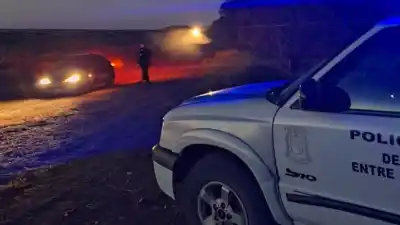 La llamaron la atención en plena avenida, se puso hostil y terminó esposada