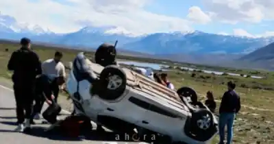 Una conductora mordió la banquina en la ruta a El Chaltén y el auto terminó dado vuelta