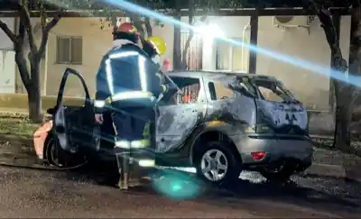 Un Ford Focus ardió en plena zona urbana de Winifreda: qué encontraron los bomberos