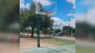 Quimilí: hicieron pedazos el tablero de la cancha del Paseo Sustentable y el intendente no se calló