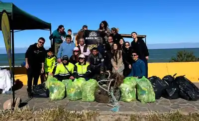 La escuelita de surf de Playa Unión hizo una limpieza y se llevaron una sorpresa de 150 kilos