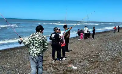 Más de 60 chicos dijeron presente en Playa Unión: lo que aprendieron de los pescadores veteranos