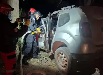 Iba manejando de madrugada por la Ruta 9 y lo que hallaron dentro de la camioneta obligó a usar una tijera hidráulica