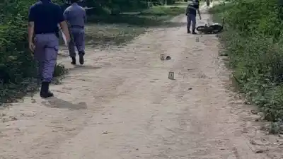 Jugaba frente a su casa en Pirané: lo que encontró la policía en el motociclista lo complicó todo