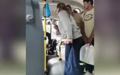 Una pasajera estalló de furia en un colectivo y lo que hizo dejó a todos en shock