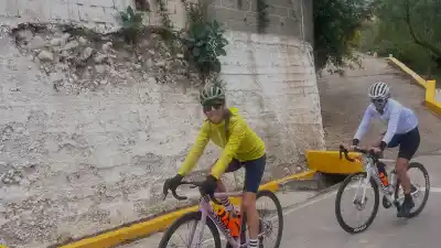 Juana Viale se escapó de la TV y pedaló 27 ciclistas por los caminos de El Rodeo