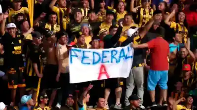 El clásico santiagueño se calentó: la tribuna de Mitre no perdonó al Güemes y armó el show en pleno partido