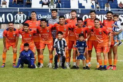 Sarmiento hizo correr el balón y el rival se quedó sin ideas: el 3-0 que ilusiona a La Banda