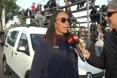 Iba sexta y lejos del podio, pero el grito que llegó desde el puente la cambió todo