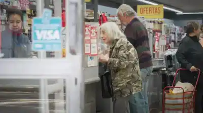 La fórmula que licúa los ingresos de los jubilados: nueve meses de caída y un bono que no alcanza