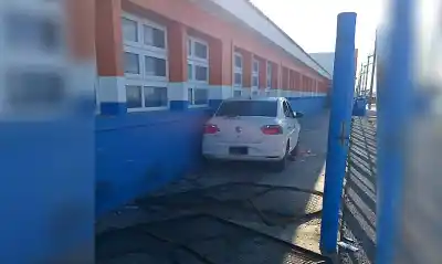 Una conductora de 16 años rompió el cerco del colegio y el auto terminó adentro del predio
