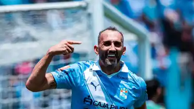 Cumplió 42 años, pidió dos temporadas más de contrato y sigue haciendo goles