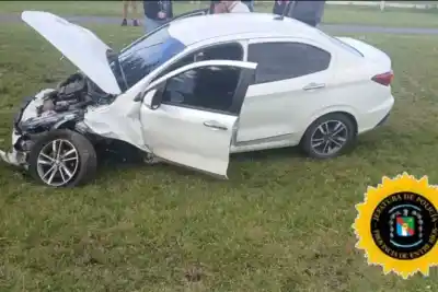 Se descompensó al volante y el auto terminó contra dos palmeras en Villa Elisa