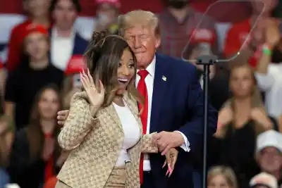 Trump lo dijo frente a todos en pleno mitin: "Es imposible no mirarlo"