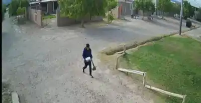 Tres entradas en dos días: el ladrón que caminó tranquilo por un barrio privado de Rawson