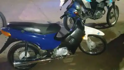 Lo siguieron tras cruzar en rojo y la moto escondía algo bajo el asiento