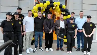 La esquina más transitada del centro riojano sumó un local que ya genera empleo